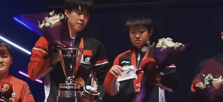 笑死，莎莎头也不用抬，说“看镜头”，网友：她是怕他一直看她过于明显吗？网友