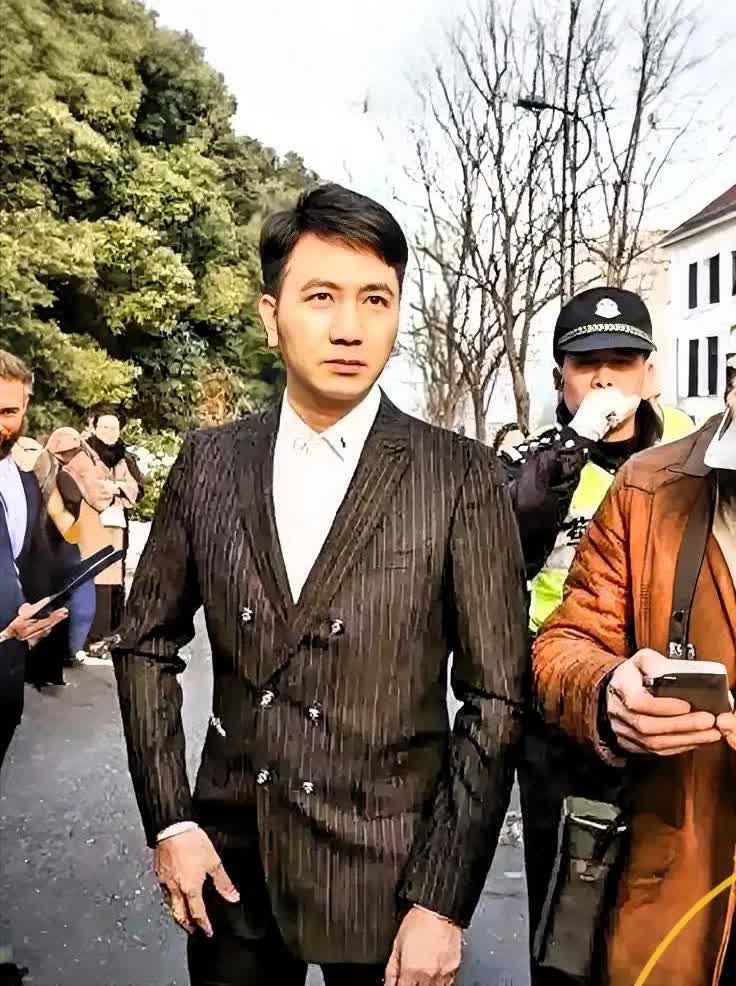 林生斌现在生活在悉尼北区的富人区，过着很舒服的日子。前几天被拍到和现任妻