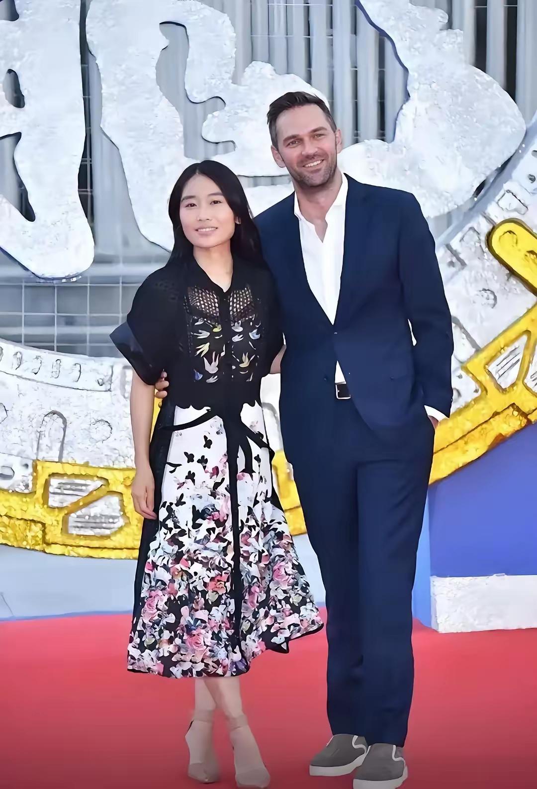 不愧是张艺谋的女儿，爷俩的择偶标准都不走寻常路！张艺谋喜欢比自己小30多岁的，而