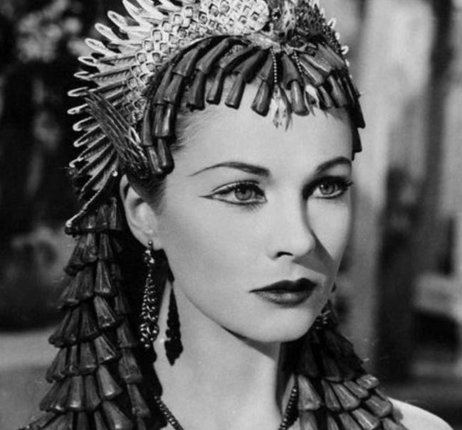 公元前30年，埃及艳后躺在床上，拿出早已准备的毒蛇放在身上，毒蛇缓缓爬上她的手臂