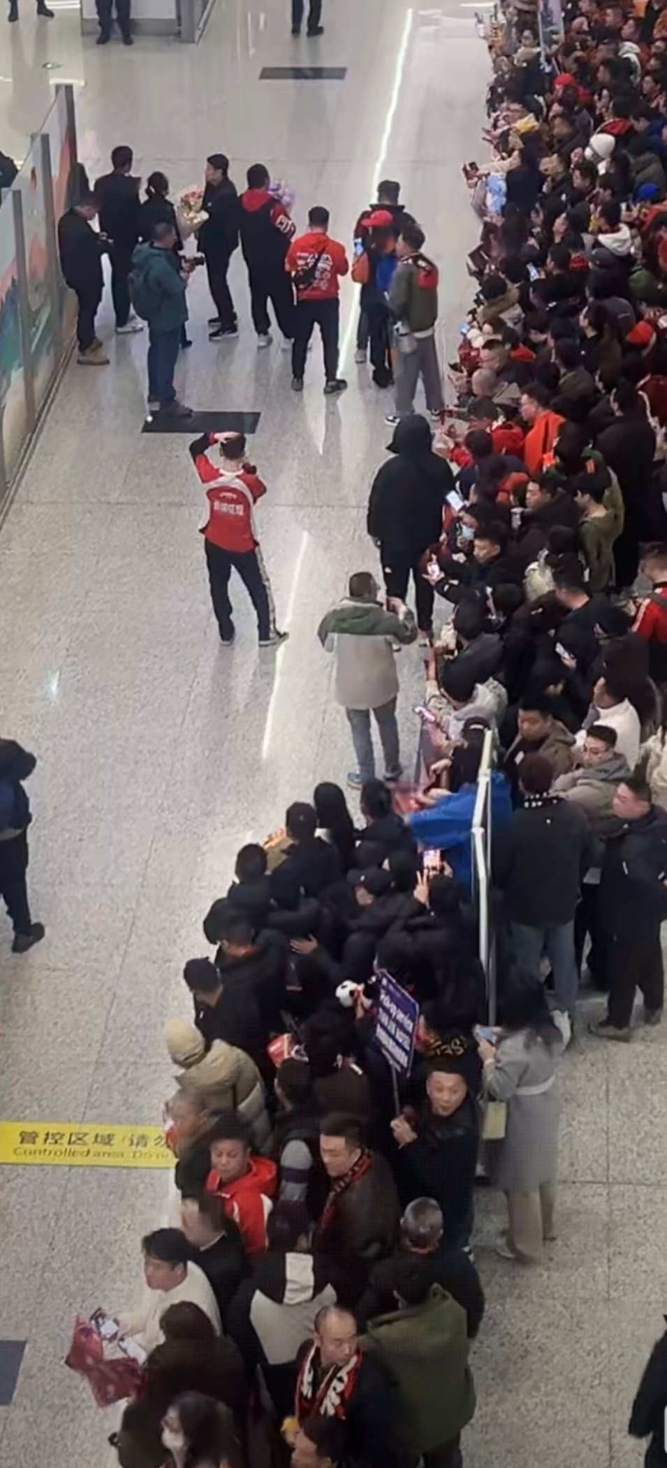 前主教练徐正源即将抵达成都，成都蓉城队球迷们已经做好准备。直播中成都蓉城