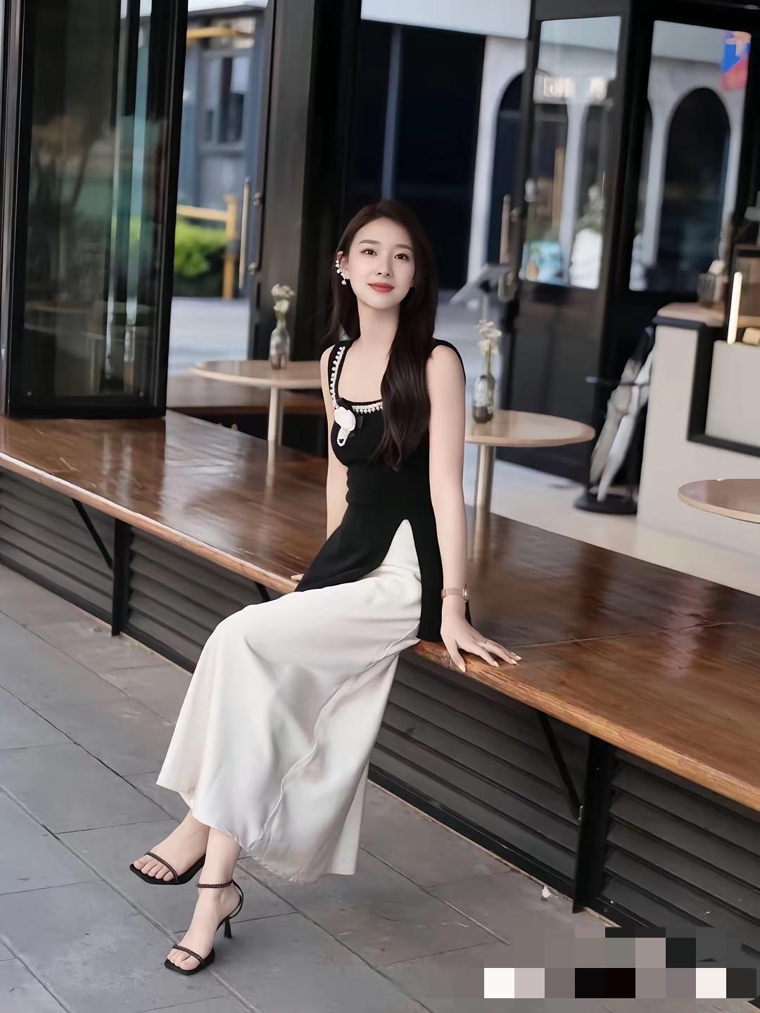 是不是好看的女生都喜欢拍照，反正我是经常看到美女在拍照。