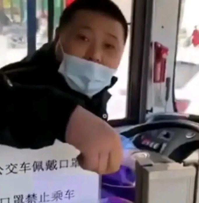 两人能同用一张公交卡吗？两个学生坐公交，其中一人忘了带卡，另一个学生刷了两次卡