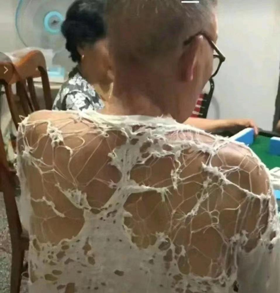 消费降级到这个地步了？？？大背心都这样了怎么穿上去的啊~~~海阔试车超话​​
