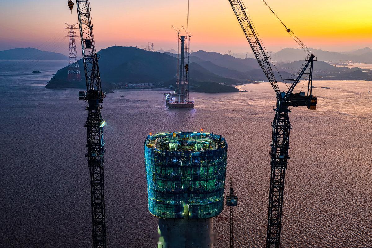 宁波建设者春节坚守西堠门大桥施工一线2026年马年春节期间，甬舟铁路西堠门公铁