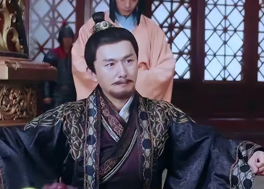 761年，史朝义发动兵变，将父亲史思明捆了。史思明大怒：“我是你父亲，你敢弑父？