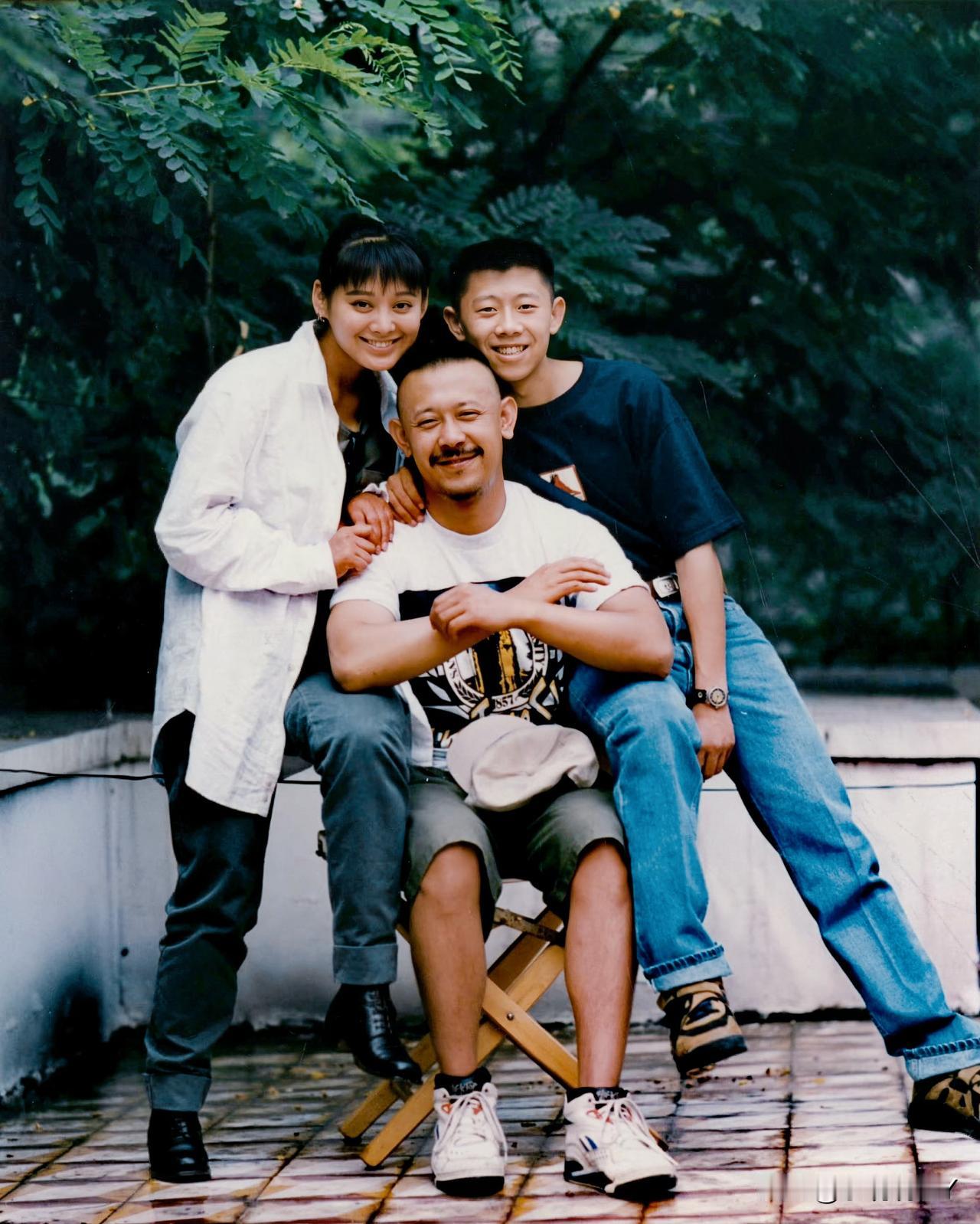 这是宁静与姜文和夏雨在北京的一张合影老照片，拍摄于一九九三年。彼时宁静二十一岁，