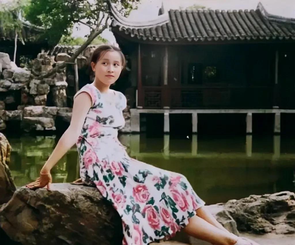 1980年，刘嘉玲在苏州游园时，留下的美好瞬间。刘嘉玲当时15岁，身穿花裙亭亭玉