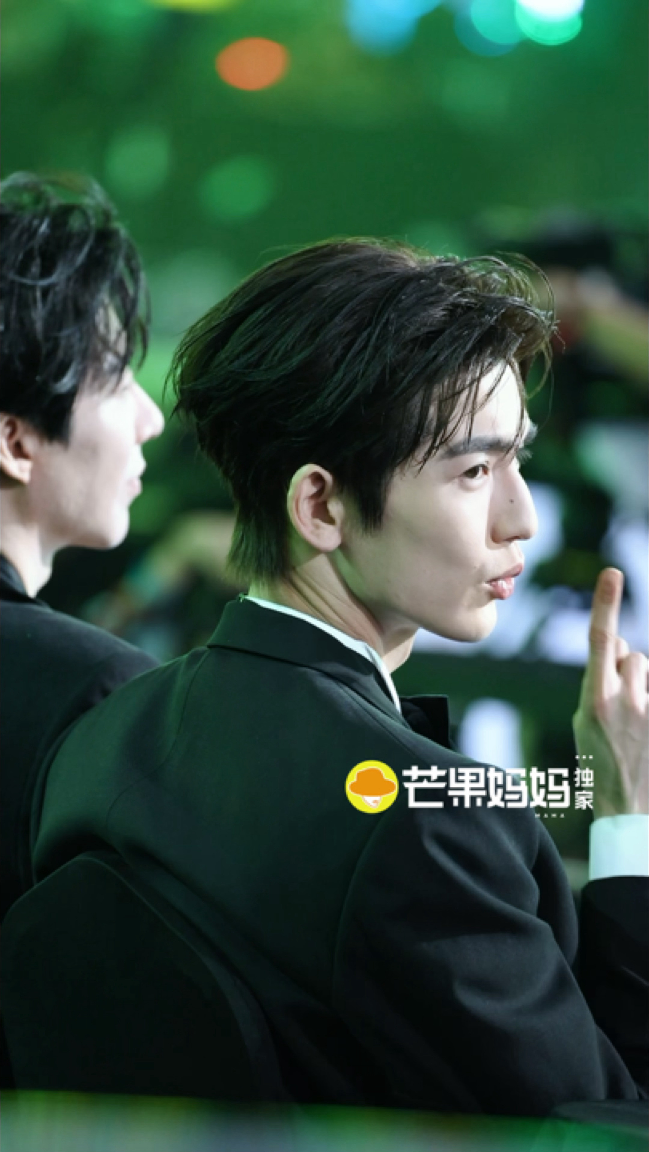 星光大赏内场腾讯视频星光大赏完美侧颜，张凌赫这个噤声的手势给我迷倒了