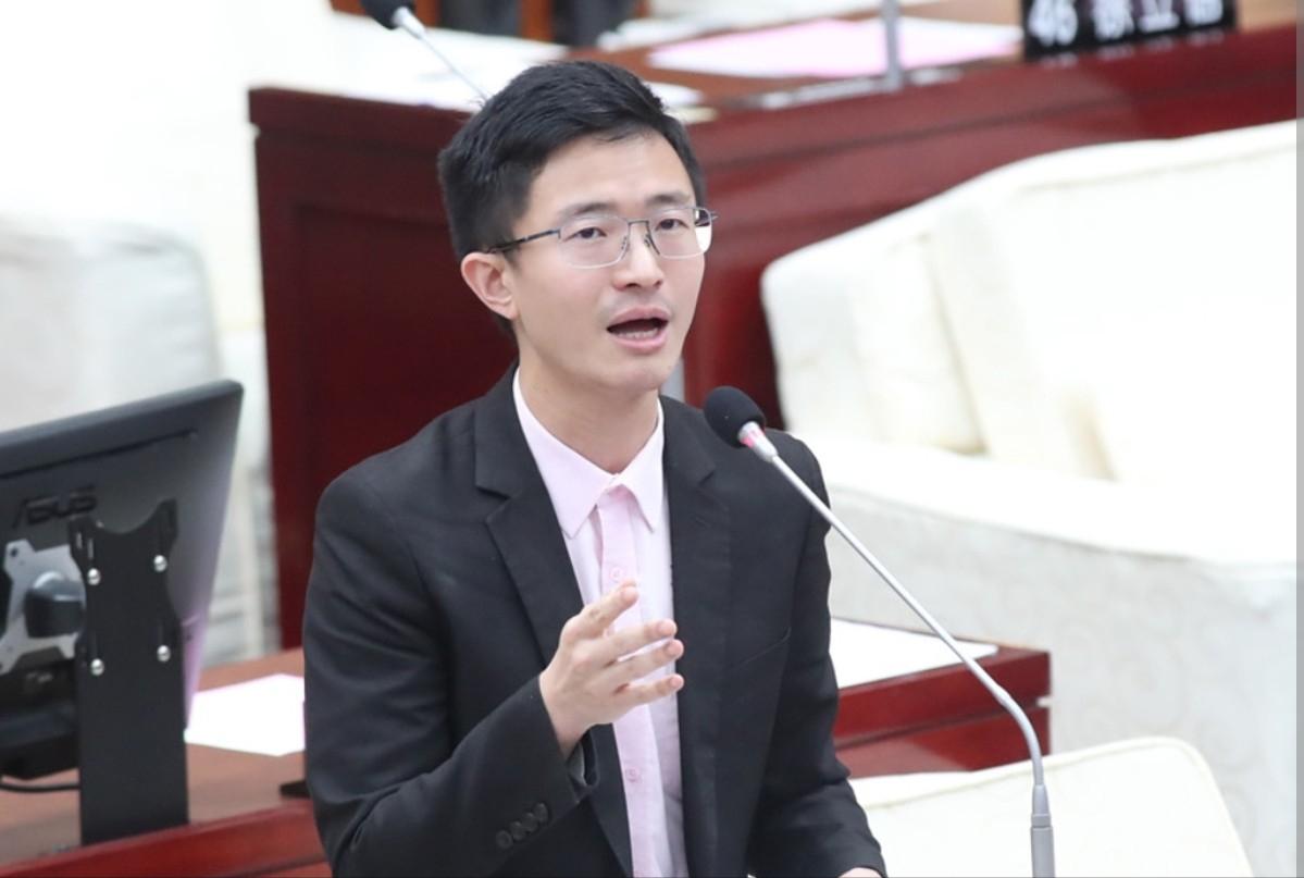 蓝绿白都在装睡，只有侯汉廷敢喊醒所有人！5月10日，台北市议员侯汉廷痛斥美国国