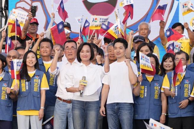 高雄19日午后气温飙破31度，国民党高雄市长参选人柯志恩首场万人造势强势插旗凤山