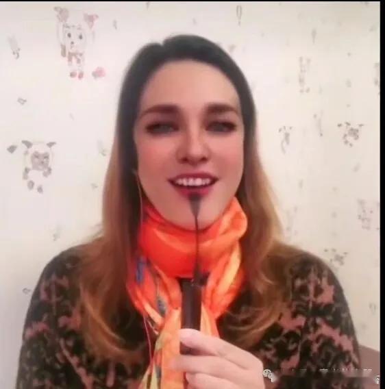 那艺娜劣迹艺人曝那艺娜偷税漏税那艺娜的劣迹，是一点点凿穿行业底线的过程。一个1