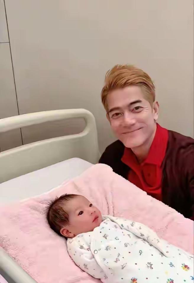 老父亲满眼含笑，小娃娃好萌啊！郭富城接三胎女儿回家的样子，真比演唱会开唱还让人动