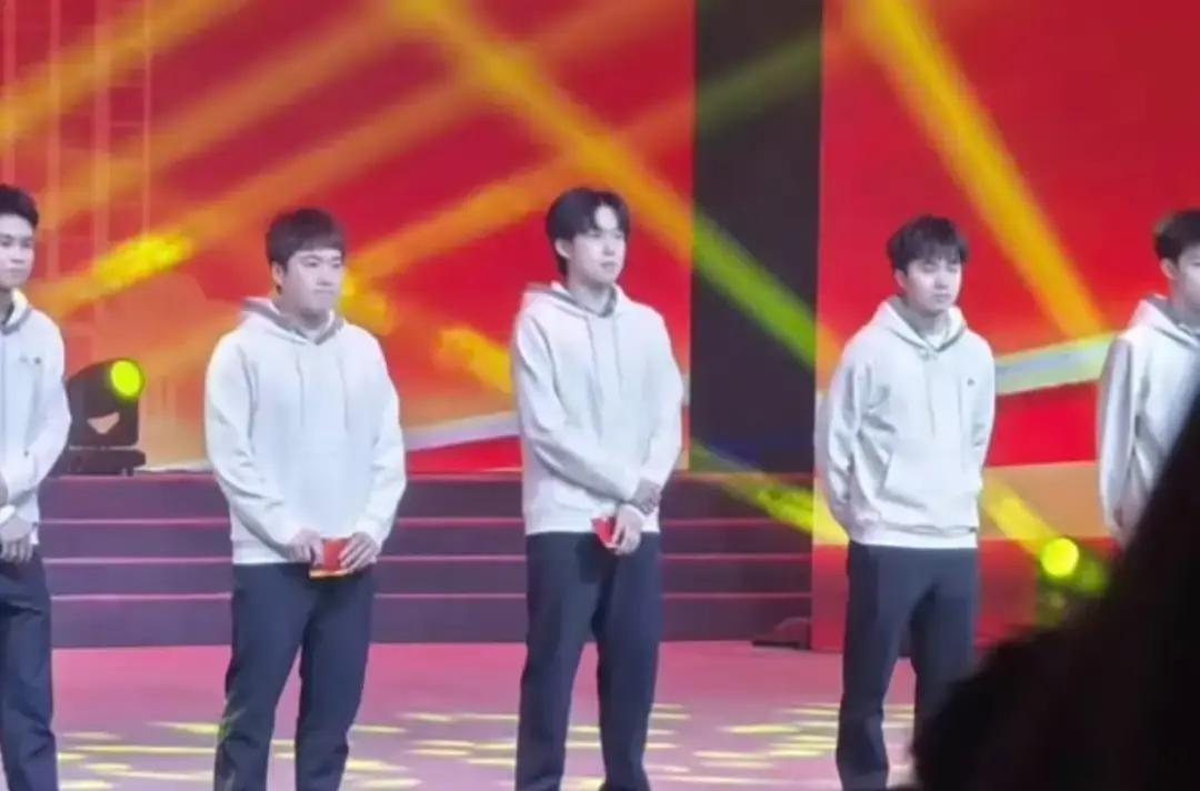 王楚钦、梁靖崑几个国乒主力，穿着西装出现在魏桥年会舞台，现场秒变大型追星。员工