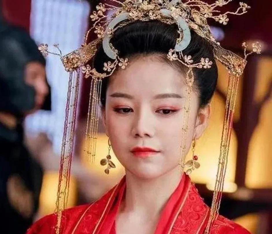 273年，晋武帝司马炎陪一位宠妃下棋，玩到即兴处，宠妃不小心抓伤了皇帝的手。晋武