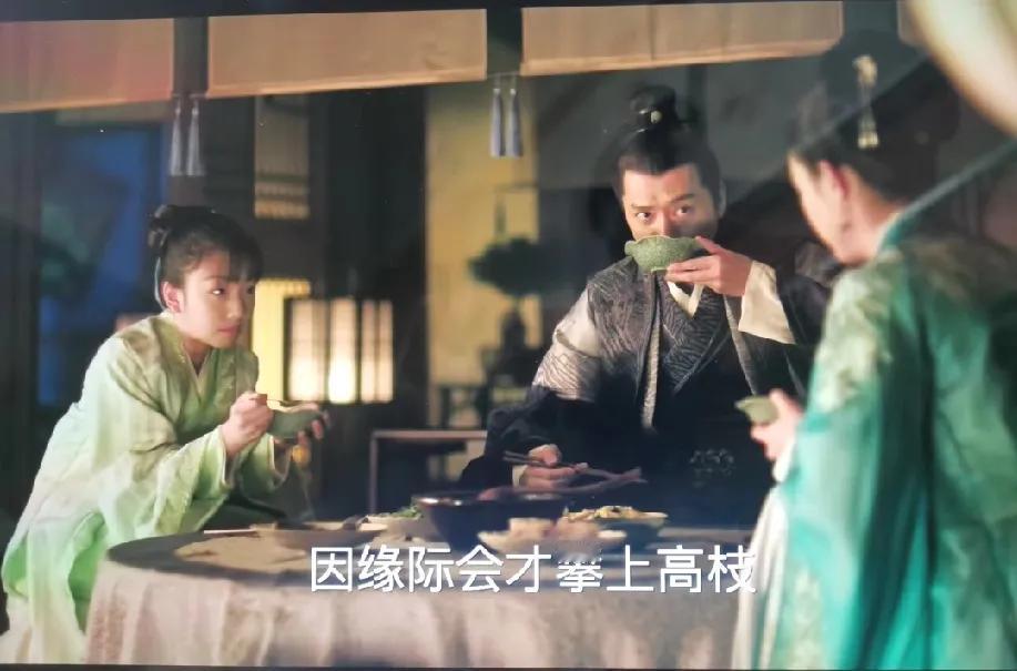 重温《知否》，总被吃饭的桌子高度戳中笑点——侯府里全是矮桌，人得窝在小板凳上，桌
