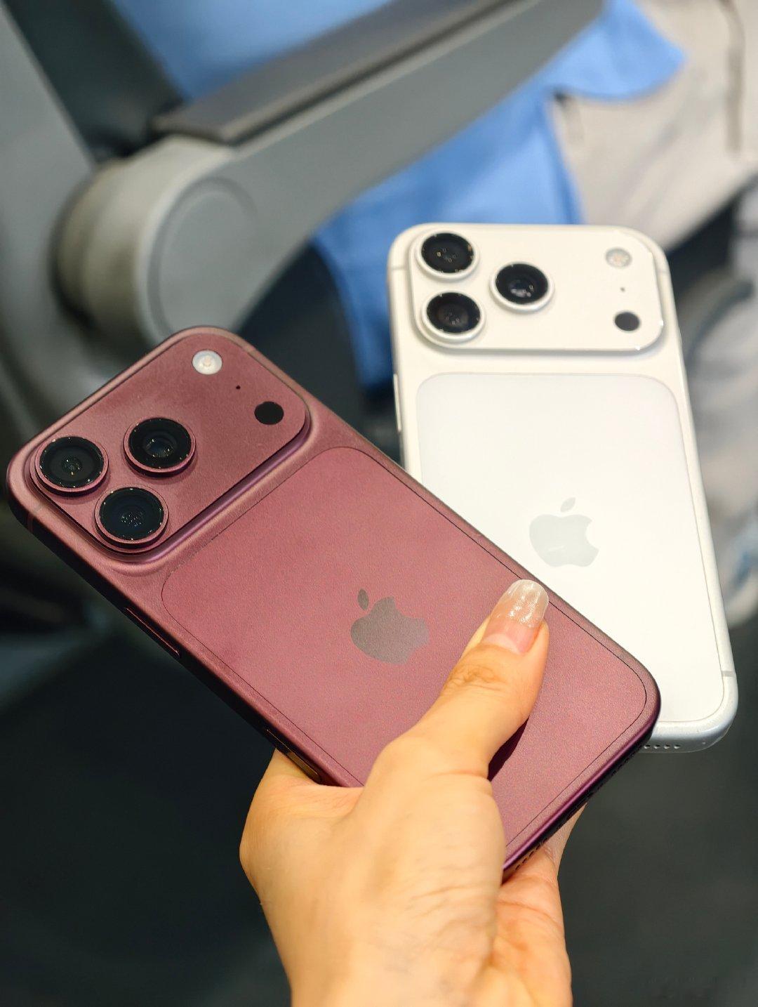 iPhone18pro勃艮第红这个颜色没换的宝贝别换了，还是17的银白公主好看并且这个18的红色，接