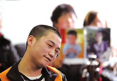 2011年的法庭上，20岁的马金库斜靠在被告席上，全程脸上带着笑容。他对法官说道