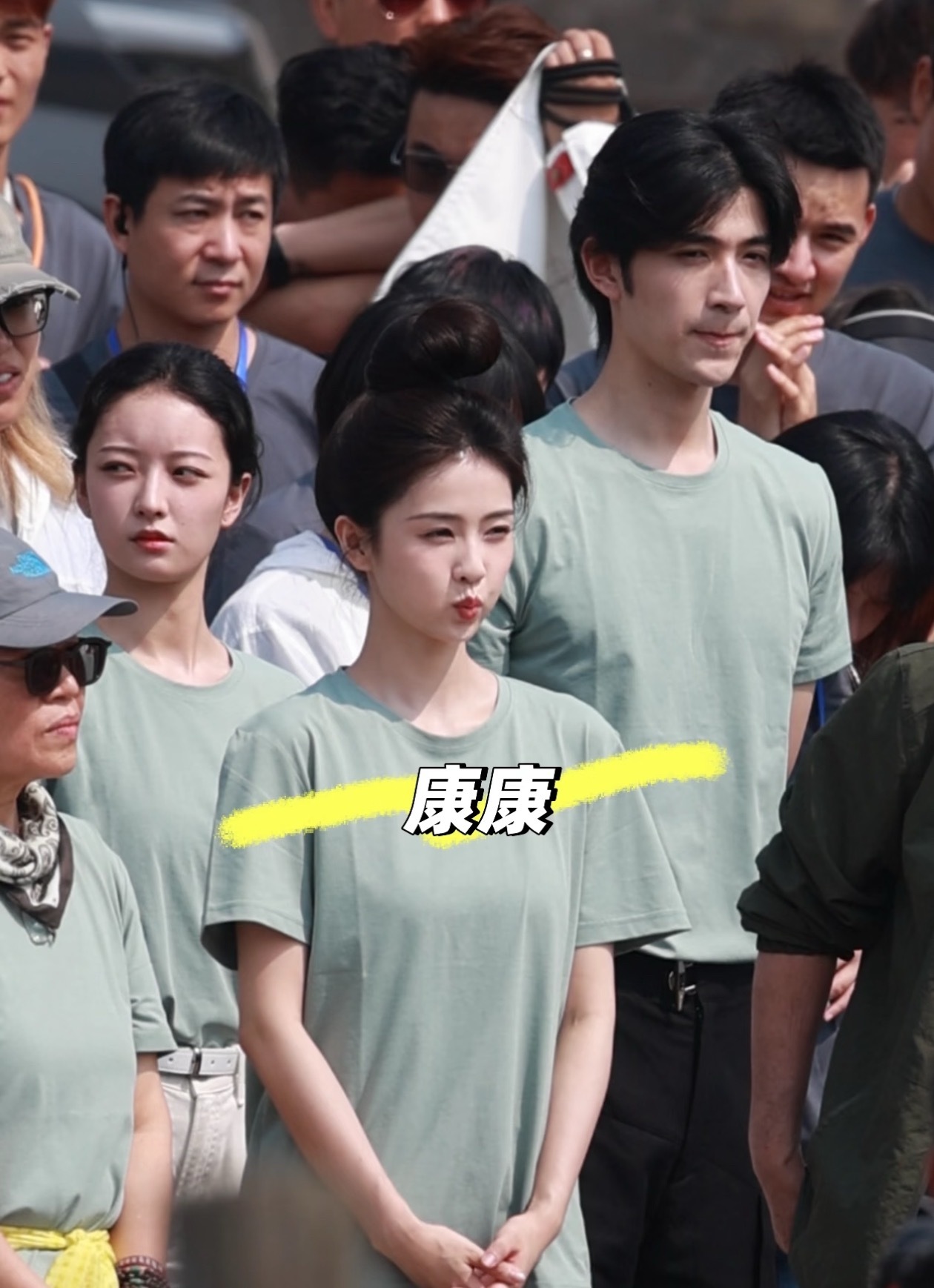 白鹿、丞磊《莫离》开机路透，白鹿这个错位图，不点开看头上像顶了一个超大发包​​