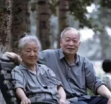 1969年，“两弹一星”钱三强被发配农村。一日，他见一女子弯腰清扫厕所，定睛一看