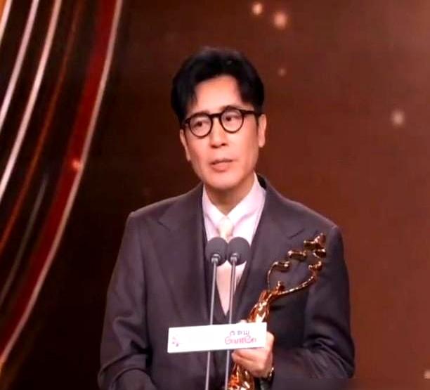 谁敢信，台上跟张译、段奕宏闹成一团的，竟是新晋影帝于和伟。北京...
