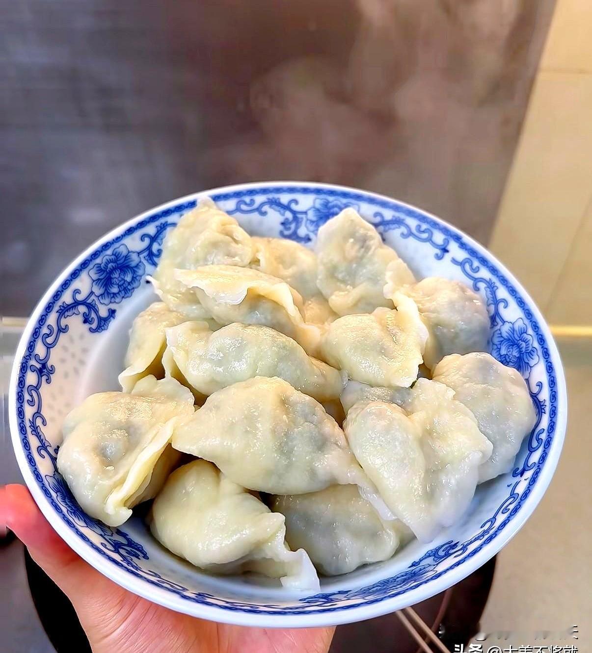 饭桌上，杯子还冒着热气，婆婆带着一桌亲戚来暖房时，一句“表弟下月来市里住你家次卧