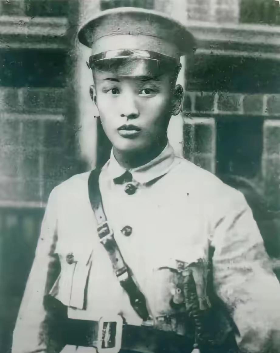 奋斗百年路，英烈铸忠魂。照片中这位英姿勃发的军人，是中国共产党早期优秀党员，琼崖