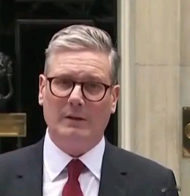 特朗普没料到，普京大概率也没料到，英国首相竟当着全球的面说：中国，是世界三大强国