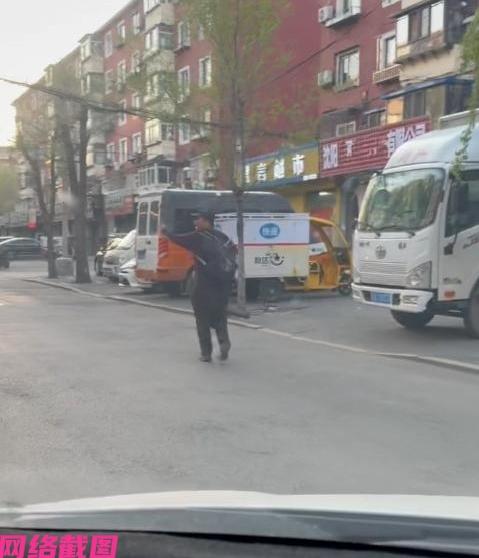 沈阳某一男子在父亲家出来时，遇到位残障人士突然拉住男子，似乎有什么想法要与男子讲