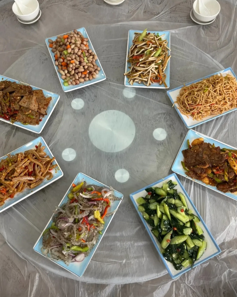 在河南，你知道这一桌菜，意味着什么吗？估计你吃不了八个花生米！