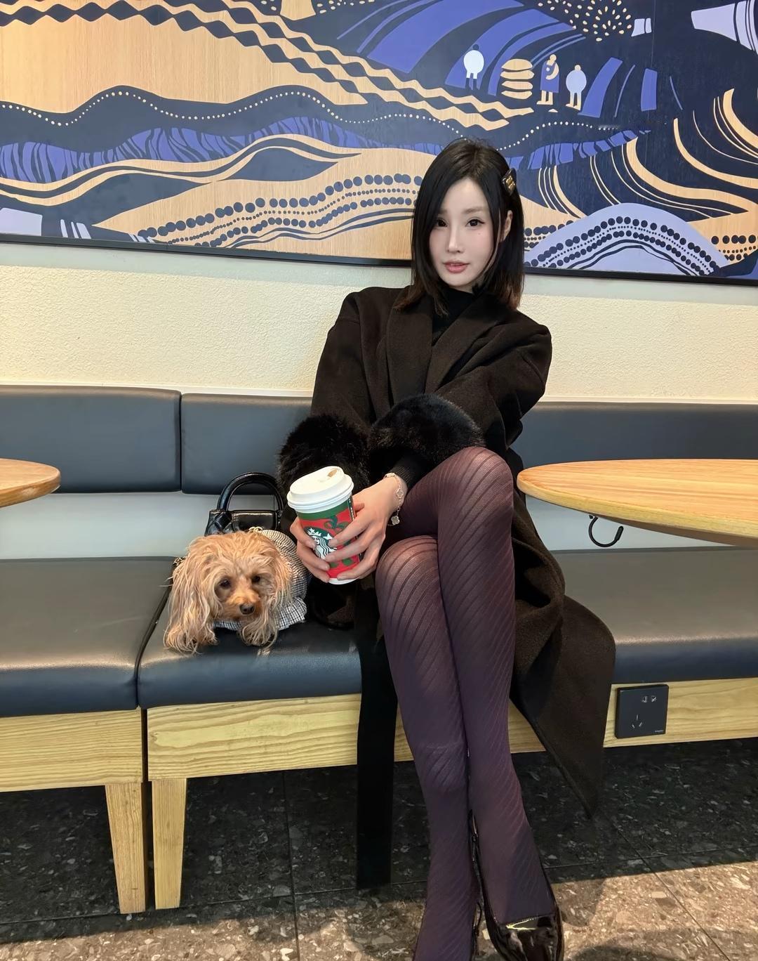 冬日暖阳下，与爱犬共享咖啡时光🌞☕️🐶