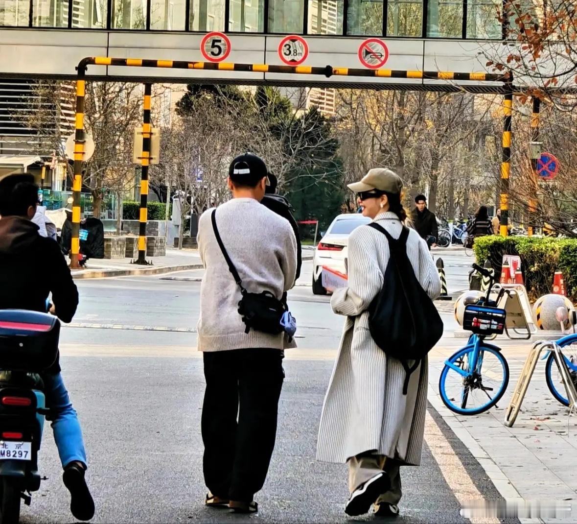 有网友在北大偶遇戚薇去上课，真的对她刮目相看，她挺上进！