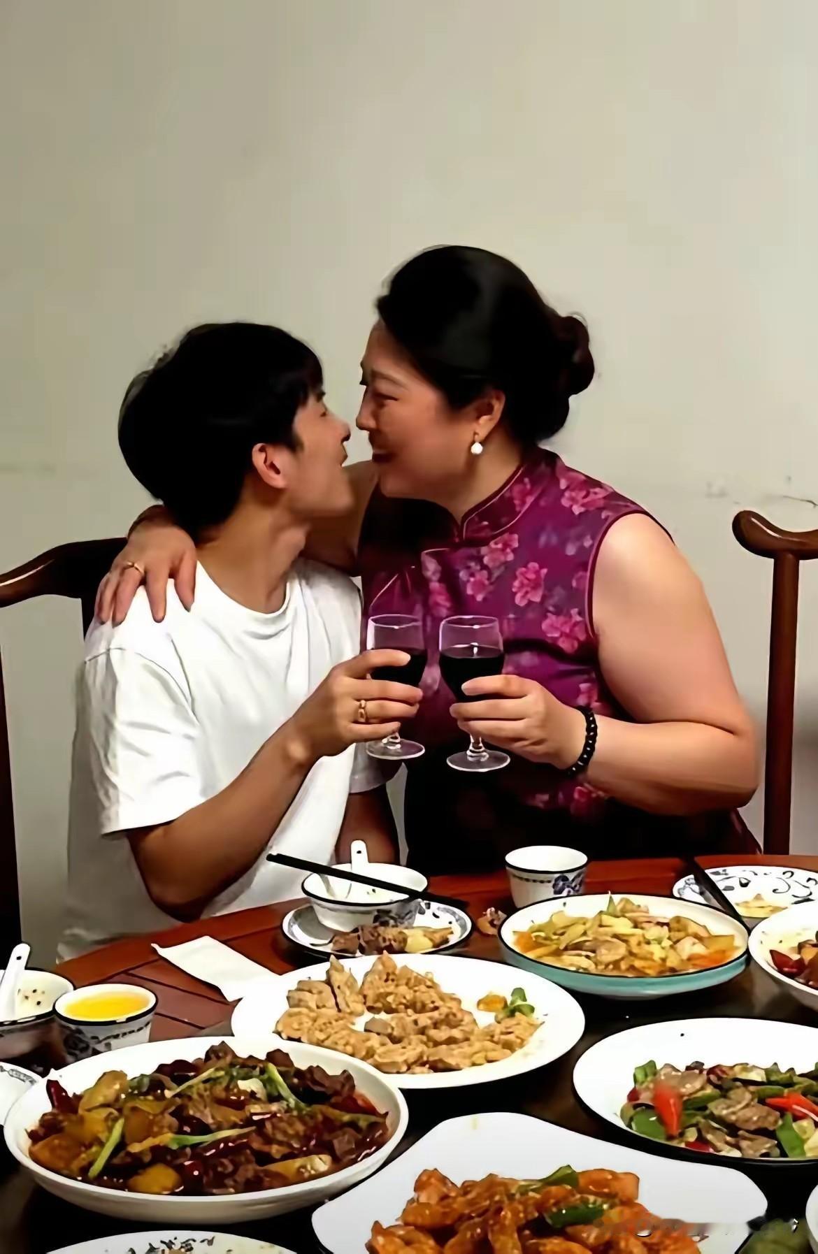 三十五岁的男人，依偎在“宝贝姐姐”的怀里！35岁的男子，脊背还未被生活压垮，