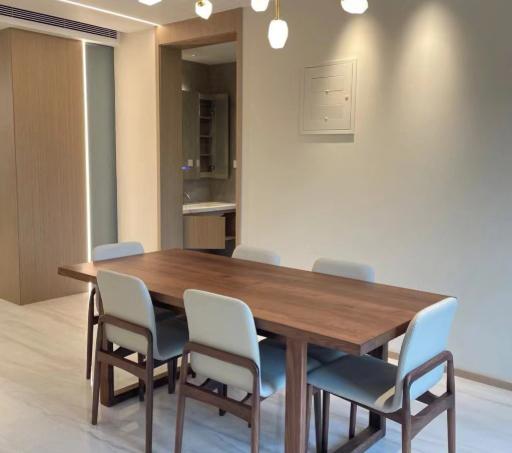 我家装修时，为了买圆桌还是长桌，跟媳妇吵了三天。她要长桌，说“时尚、省地”；我要