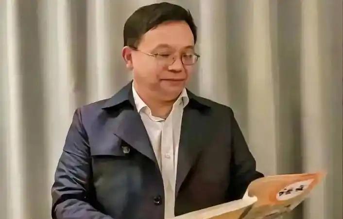 他叫彭帮怀，“毒教材“吹哨的第一人，在教材纠错苦缠14年，22场官司，一次都没有