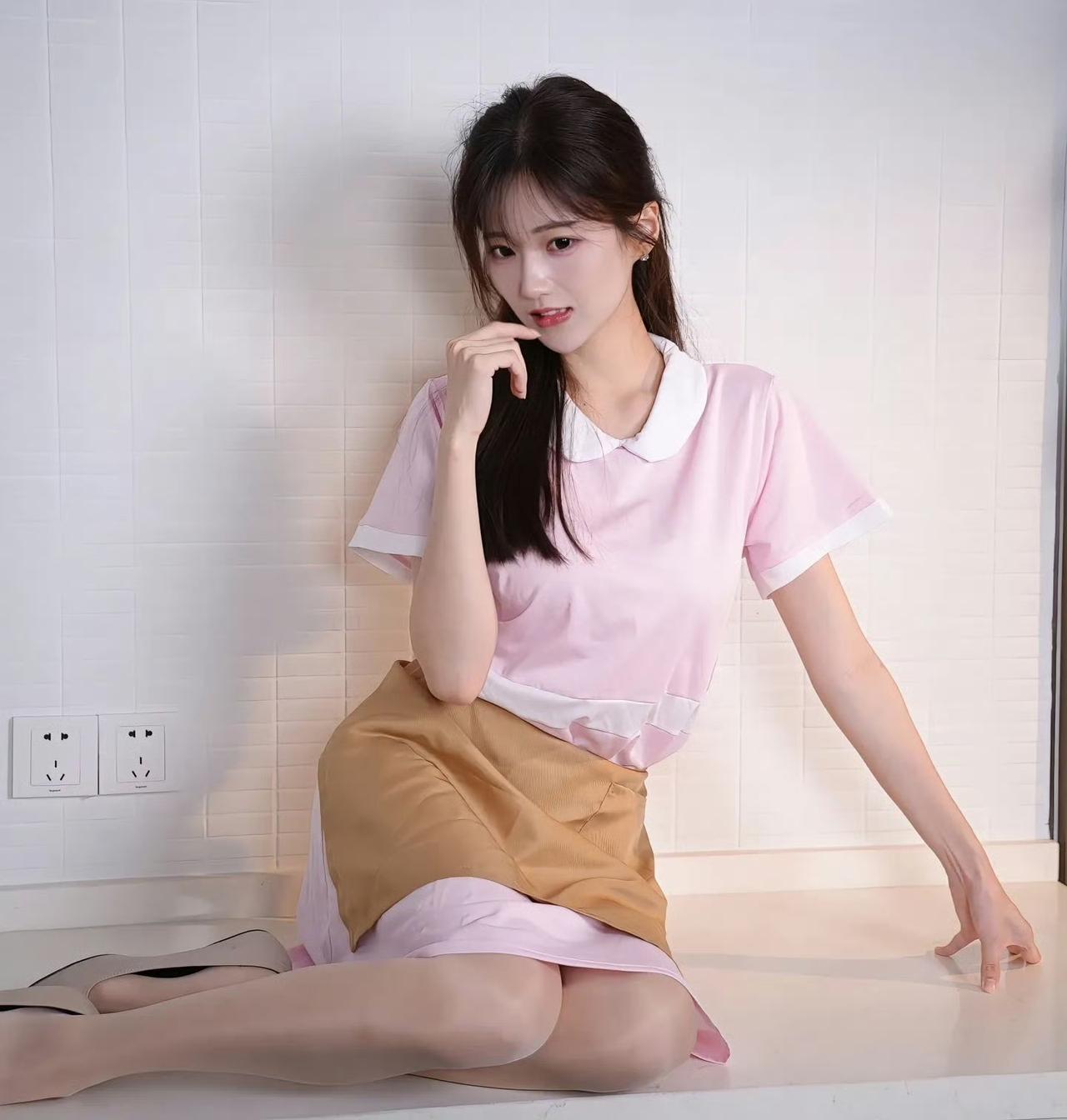 好利来蛋糕店的小姐姐肉丝穿搭美极了空姐为什么都穿短裙少女应该穿什么样的裙子显腿