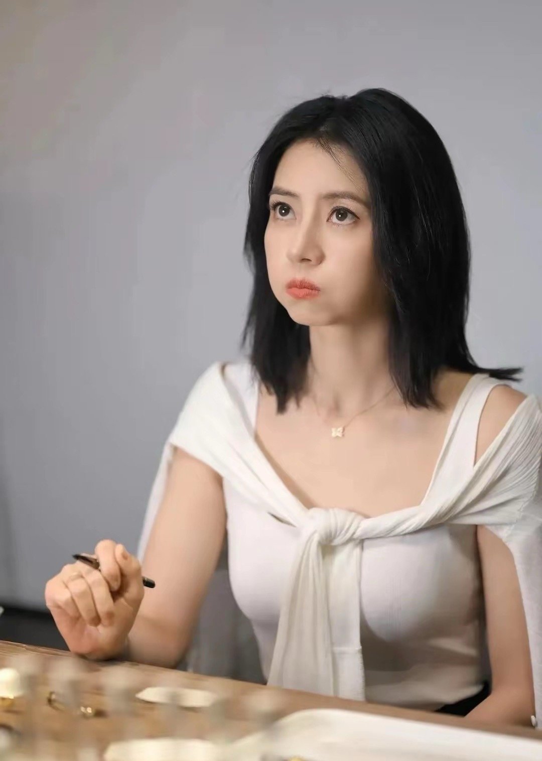 高圆圆罕见性感穿搭，前凸后翘身材傲人，成熟性感天资绝色。​​​