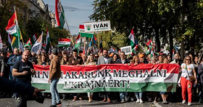 没想到匈牙利布达佩斯的街头竟然直接变成“对决现场”，数万人浩浩荡荡分成两拨，一边