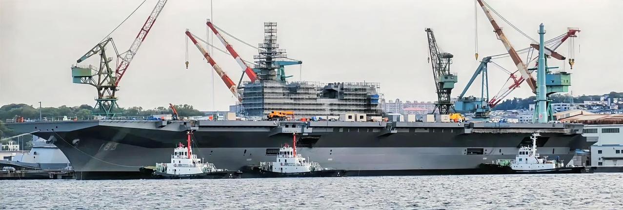 这是日本出云号航母在横滨矶子造船厂进行改装的画面。出云号2015年服役，标准排水