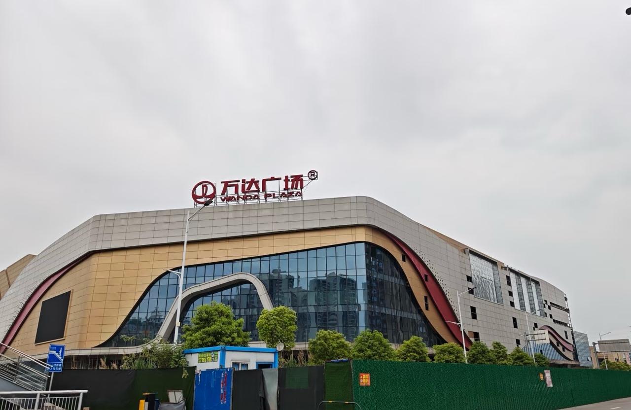 贺州未完工万达广场26.4.21在贺州市一座荒废的万达广场，旁边连同未完工的