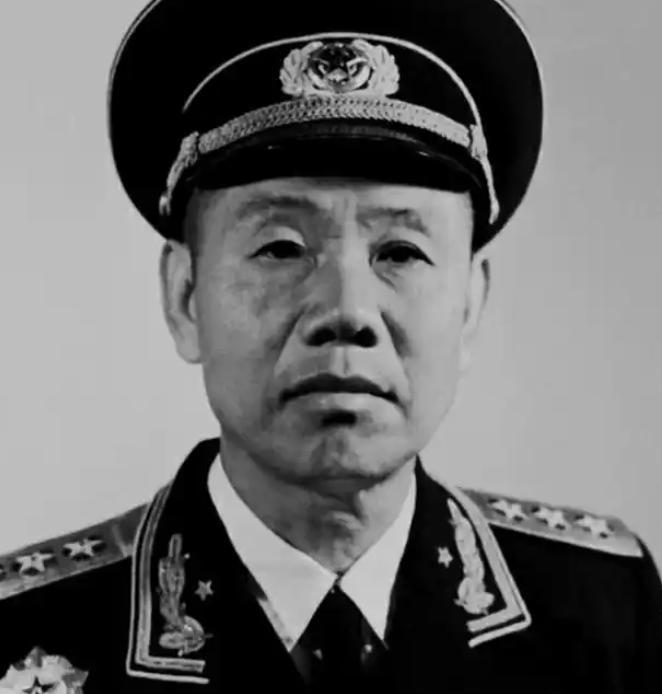 王宏坤搬进干休所那栋老楼的时候，门牌号是3单元201，楼道里的声控灯得跺两下脚才