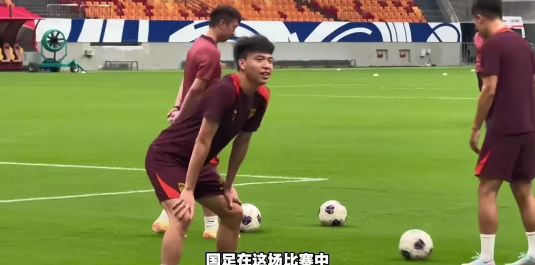 王钰栋接过10号大旗，国足新10号出炉，10号原来是韦世豪的，由于韦世豪黄牌停赛