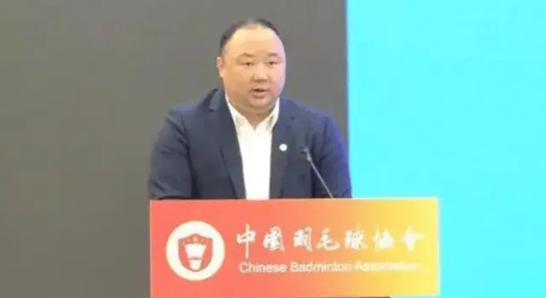 其实羽协主席张军还是挺不错的。别看他四肢发达，可头脑却不简单。因为他在接手国