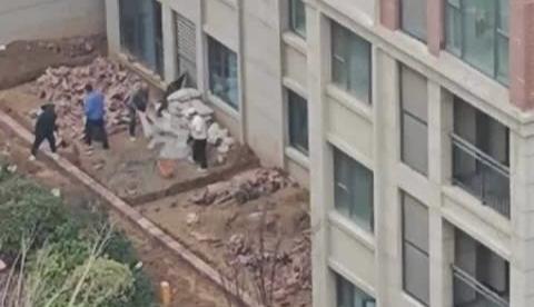 3月7日，一女子拍视频晒出物业撤场后的小区，称前几天开始停水停电，现在已有人自建