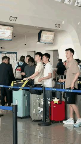 国乒队员今日启程多哈黄友政这兄弟三人表情好可爱首都机场上演追星名场面候机厅