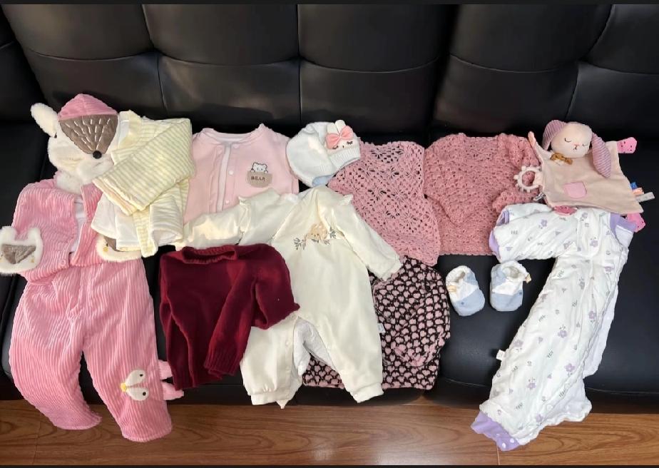 小洛熙的妈妈说天冷了，她要为她的女儿送一些衣服，还有一些他女儿生前玩过的玩具，喜