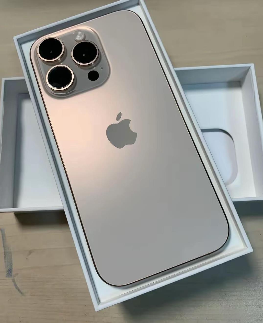与前几年相比，今年手机降价最狠，因为有国补。不到6000块钱能买iPhone16