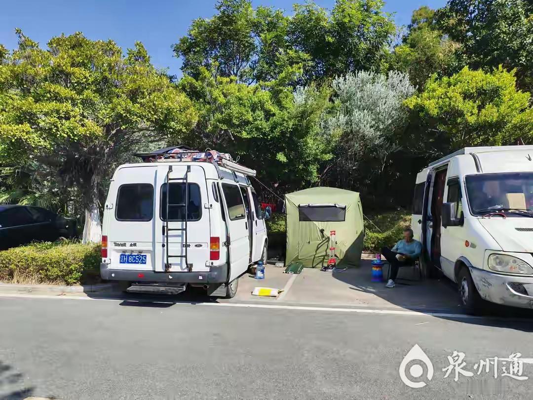 免费停车场遭房车“霸位”，公共资源怎容长期占用？近日，多位泉州民众致电泉州晚报