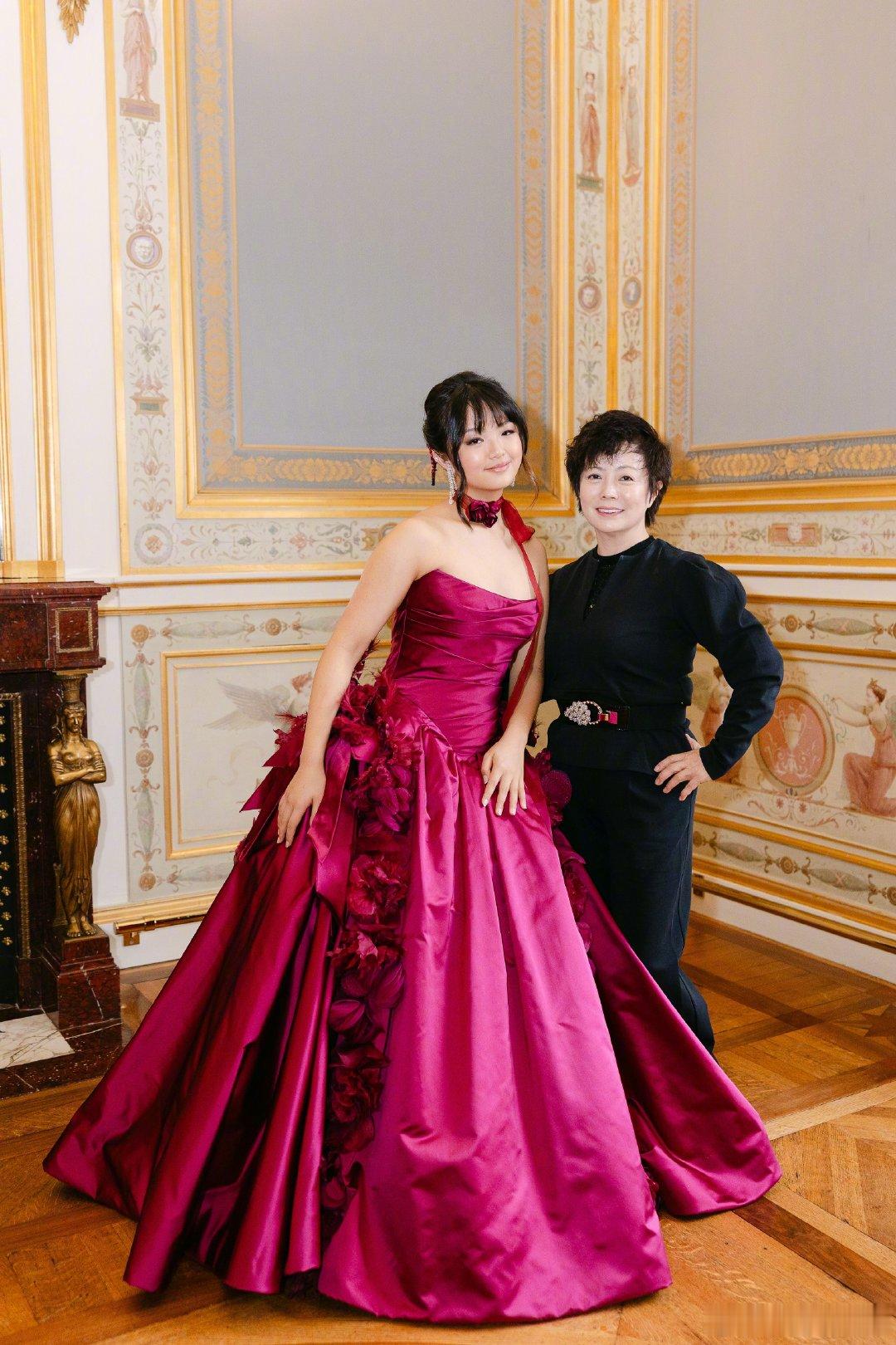 王传福陈可辛女儿参加巴黎名媛舞会比亚迪创始人王传福之女王思蕴与导演陈可辛、演员