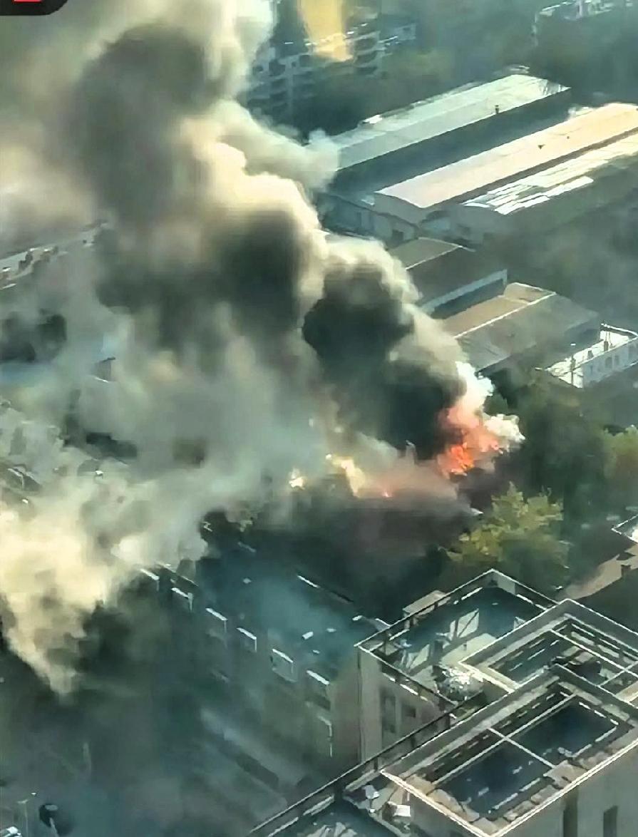 山东济南这动静可是太大了看着现场视频那一地狼藉，隔着屏幕都让人心惊肉跳。